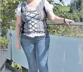 Stellt sich der Gemeinderatsersatzwahl für den Rest der Amtsperiode 2018/2021 am 8. September: Die parteilose Stephanie Weber-Gloor auf der Terrasse ihres Anwesens am Sonnenrain. (Bild: aw.)