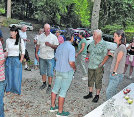 Mit dem Apéro fängt alles an: LLV-Vereinsmitglieder wie Landbesitzer und Bewirtschafter genossen den Waldhaushöck. (Bild: aw.)