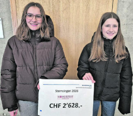Die Schülerratspräsidentinnen der Sekundarschule Rickenbach mit dem Spendenergebnis. (Bild: zVg.)