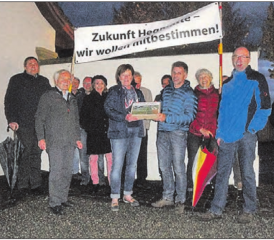 Der Verein «Pro Landwirtschaftszone Hegmatte» will eine unverbaute Hegmatte: Gemeinderätin Gertrud Müller nimmt die 530 Unterschriften entgegen. (Bild: zVg.)