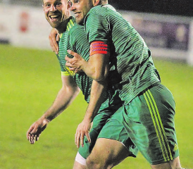 Das war der zweite Streich: Torjubel von Schütze Stefan Fischer und Captain Michael Meier (r.) nach dem 2:0 der Gontenschwiler gegen Frick. (Bild: Otto Lüscher)