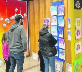 Die Kreativität fördern: Wöchentlich findet in der Lenzchile Reinach ein Kreativ-Treff für Kinder statt. (Bild: zVg.)