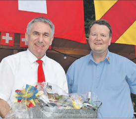 Oft üblich, Festredner erhalten einen Geschenkkorb mit Spezialitäten der Region: Daniel Wehrli, Gemeinderat Schöftland, überreichte Regierungsrat Alex Hürzeler (l.) das Präsent. (Bild: aw.)