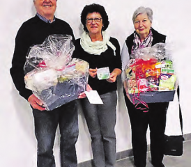 Das Siegertrio des Leutwiler Jassabends: (v.l.n.r.) Ueli Bolliger, die Siegerin Doris Bruder und Vreni Bucher. (Bild: zVg.)