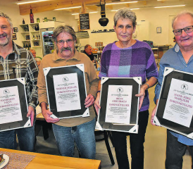 Die Ehrenmitglieder mit ihren Ernennungsurkunden: Hansruedi Häny, Werner Müller, Irene Aeschbach und Hans-Jörg Madliger (v. l.) (Bild: aw.)