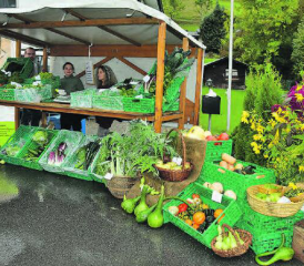 Farbenvielfalt unter grauem Himmel: Gemüse, Früchte und Obst sind die wertvollen Gaben des Herbstes. Hier kommen sie besonders schön zur Geltung.