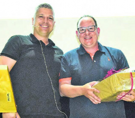 Verabschiedung von Gemeinderat Patrik Brugger (re.): Andreas Urech wird ihn zwar vermissen, zeigte aber hier das lachende Auge. (Bild: st.)