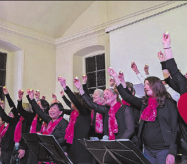 Die spürbare Begeisterung des Chores erfasste ebenso das Publikum. Es wurde fleissig mitgesungen und geklatscht. (Bild: Wolfgang Halbherr)
