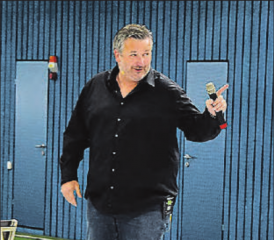 Eröffnung der «neuen» Tennishalle in Reinach: Radio-Argovia-Mann Urs «Lupi» Hofstetter führte durch den Anlass, bei dem viel Prominenz zu Wort kam. (Bilder: mars.)