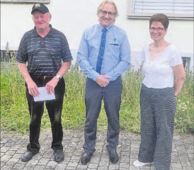 Sie wurden für ihre Einsätze beschenkt: Christian Lüthi und Corinna Erismann mit Gemeindeammann Martin Goldenberger (Mitte). (Bild: zVg.)