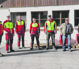 Der Wald ist jetzt in den Händen einer jüngeren Generation: Das Team des Forstbetriebs Gränichen-Unterkulm und Gränichens Vizeammann Hans Peter Lüem verabschiedeten den langjährigen Förtser Walter Widmer (2.v.l.) (Bilder: rc.)