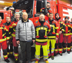 Für die einen Abschied, für die andern Willkomm: Ein Gruppenbild mit TLF im Feuerwehrmagazin Schlossrued soll die beiden Feuerwehren auch weiterhin an diesen Tag erinnern. (Bild: st.)