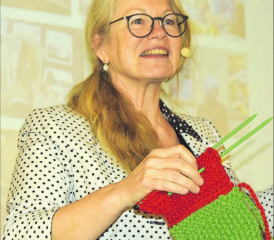 Stricken verbindet: Elisabeth Gyger lässt einen Schal weiterstricken, der schon durch viele Hände gegangen ist. (Bilder: Frieda Steffen)