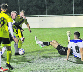 FC Gränichen − FC Beinwil am See. Auf dem Plastikrasen hatten die Gäste Mühe mit der Standfestigkeit − Böju-Torhüter Leeroy Schlatter und Janik Ulmann verteidigen gemeinsam am Boden. (Bild: Otto Lüscher)
