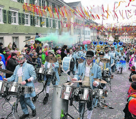 Ein solch buntes Fasnachtsbild wird es im Flecken Beromünster in diesem Jahr nicht geben – auf den Umzug müssen die Fasnächtler aber nicht verzichten, dieser findet erstmals virtuell statt. (Bild: WB-Archiv)