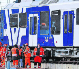 Januar 2019: Der erste von inzwischen fünf und bald zehn «Saphir»-Zügen wird im Bahnhof Suhr angeliefert. (Archivbilder: rc.)