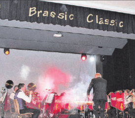 Auf ihre eigene Weise: Die Musikgesellschaft begeisterte zusammen mit ihren Gästen Violinist Matthias Aeschlimann und Sängerin Nita das junge wie das gestandene Publikum gleichermassen. (Bild: grh)