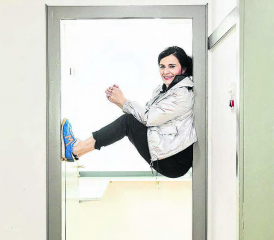 Anet Corti kommt in den Saalbau nach Reinach: Dabei testet sie in ihrem vierten Programm satirisch-humorvoll unsere Leichtgläubigkeit. (Bild: zVg.)