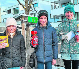 Unter den Primarschülern gewinnen drei Mädchen (v.l.): die drittplatzierte Annika, Amanda auf Platz 2 und Aila auf Platz 1. (Bilder: zVg.)