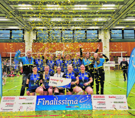 Das Frauen-Team von Volley Seetal feiert den hart umkämpften Sieg im Aargauer Cup-Final. (Bild: zVg.)