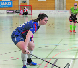 Der UHC Lok Reinach, hier mit Laura Wüst, ist in Lauerposition und könnte mit einem Sieg am Samstag den Aufstieg schaffen. (Bild: Roland Jaus)