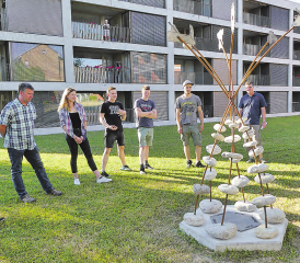 Verdiente Freude am gelungenen Werk: (v.li) Bildhauer Timo Näf, Vivien Schüttel, Gilles Singy, Lukas Baumann, Raphael Messerli und René Fasler (Gränicher Gwärb). Nicht mit dabei sein konnte Dean Fehlmann. (Bilder: moha.)