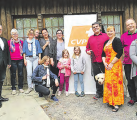 Gruppenbild vom Bezirksparteitag der CVP Kulm: (v.li.): Oliver Hunziker (Bezirk Lenzburg), Ruth Rötheli (Revisorin), Claudia Falk (Sympathisantin), Ramona Costa (Mitglied), Ilaria Lopez (Kassierin), Cornelia Baumberger (Sympathisantin), Vincenzo Landolfo (Mitglied) mit Jacky (Labrador Retriever), Isabell Landolfo (Präsidentin), Roger Baumberger (Aktuar) und Nachwuchs. (Bild: zVg.)