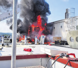 Brand in Aarau: Die Flammen griffen in das darunter liegende Stockwerk über und erschwerten damit die Arbeit der Feuerwehrleute. (Bild: zVg.)