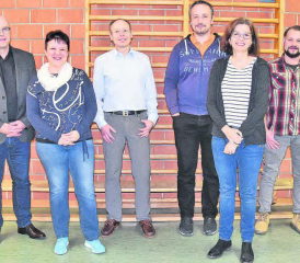 Die Macher der Gemeinde Wiliberg vor der Leiter des Erfolgs: Gemeindeschreiber ad interim Toni Meier, Stephanie Weber-Gloor, Gemeindeammann Patric Jakob, Vizeammann Manfred Müller, Petra Grädel und Matthias Bärtschi v. l. (Bild aw.)