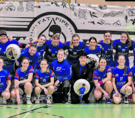 Ein letztes Teamfoto in dieser Zusammensetzung: Nach dem Sieg gegen Schüpfheim wurde der schick gekleidete Trainer Mike Bircher (Mitte) verabschiedet. (Bilder: zVg.)