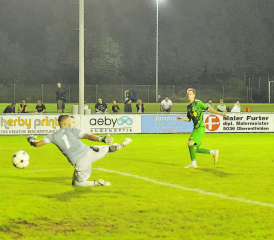 Gontenschwils Sturmspitze Orhan Hadzic war auch gegen Entfelden-Torhüter Schlatter erfolgreich. (Bild: Roland Jaus)