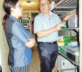 Auch der grosse Kühlraum wird genau inspiziert: Der Lebensmittelinspektor Hans-Jürg Rodel und Fabienne Böll-Roth vom Gasthof Bad Schwarzenberg in Gontenschwil.