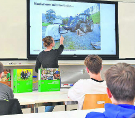 Manövrieren mit dem Frontlader: Karin Schuler erklärt die Aufgabe eines ÜK-Postens. (Bild: EP.)