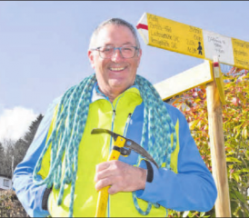 Der Kölliker Walter Bertschi in seinem Garten, wo auf den Wegweisern auch mal ein 27-Tage-Marsch nach Norwegen angegeben ist. (Bild: Raphael Nadler)