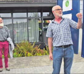 Das Resultat darf sich sehen lassen: Erwin Koch erklärt die aufschlussreichen Grafiken. Aufmerksame Zuhörer sind Ruedi Lüthi mit seiner Partnerin. (Bild: st.)