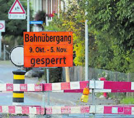 Neue Nadelöhre für das Wynental: Der Bahnhübergang Hauptstrasse/Neudorfstrasse in Oberkulm wird gesperrt und in Menziken herrscht ein Jahr lang Einbahnverkehr. Derweil kommen die Bohrarbeiten beim Regenüberlaufbecken leider nur verzögert voran. (Bilder: rc.)