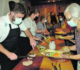 Auch drinnen war das Buffet perfekt: Die Metzgerei Berchtold hatte ein leckeres Menu mitgebracht, das keine Wünsche offen liess. (Bilder: st.)
