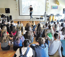 Erlebnistag der Bezirksschule Reinach: Beatboxer Marzel begeistert die Jugendlichen in der Aula des Neumattschulhauses. (Bilder: zVg.)