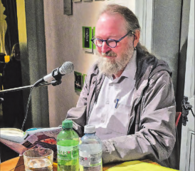 Wusste das Publikum zu fesseln: Autor Peter Weingartner an der Gespensternacht der Gesellschaft zum Falken und Fisch im Schloss Hallwyl. (Bild: gff/fth)