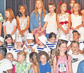 Verabschieden sich in die Sommerferien: Schülerinnen und Schüler der Schule Holziken. (Bilder: aw.)