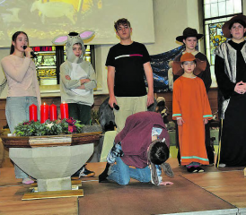 Sie haben in Rekordzeit ein Krippenspiel auf die Beine gestellt: Die Konfirmanden unterstützten die Kinder, weil auch hier scheinbar «Fachkräftemangel» herrscht. (Bild: st.)