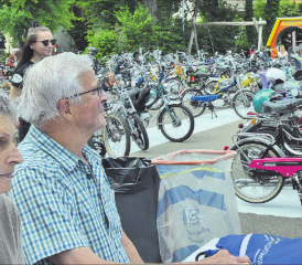 Den Gottesdienstteilnehmenden bot sich ein ungewöhnliches Bild: Fein säuberlich aufgereiht standen sie da, die Kultobjekte, die auch lange nach Ablauf der wilden 80er-Jahre weiterhin beliebt sind. (Bilder: st.)