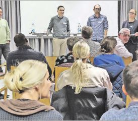 Die drei Referenten Fabian Müller, Dr. Daniel Lüscher und Dr. med Ueli Deubelbeiss (von links) diskutierten am zweiten Runden Tisch des Regionalverbands Suhrental über Wege gegen den Hausärztemangel. Moderiert wurde der Abend von Gesundheitsberaterin Cornelia Bock (rechts). (Bild: Karl Heinz Odermatt)