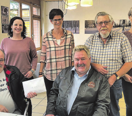 Übergabe der Spende: (v.li) Felix Hunziker, Sabrina Bopp, Yvonne Brülhart, Heino Hängärtner, Ulrich Wiederkehr und Madlén Adam-Klee. (Bild: zVg.)