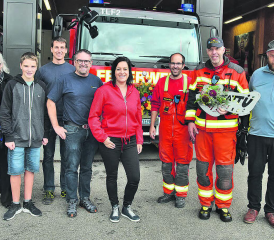 Sie waren am grossen Deal beteiligt (v.l.): Claudia Brändli, die Vertreter der Feuerwehr Villnachern, Thomas Schluep mit Sohn Elia und seinem Vize, Marliese Loosli, Dominic Matter, Ueli Sommerhalder und der Schlossrueder Gemeinderat Markus Bolliger. (Bilder: st.)