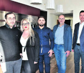 Der «Schlossgarten» unter neuer Führung: (v.l) Fabio und Antonella La Rocca zusammen mit ihrem Geschäftspartner Mauro Capparelli, Gemeindeammann Thomas Buchschacher und Gemeindeschreiber Dario Steinmann. (Bild: ran.)