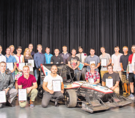 Besondere Anerkennung für die Bestplatzierten: Wer mit einer Gesamtnote von 5,0 oder höher abgeschlossen hat, bekam Geschenke. (Bild: zVg.)