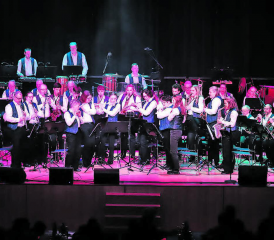 Die Musikgesellschaft Muhen während dem ersten von drei Konzerten in der Sporthalle Breite. Am kommenden Wochenende kann die grossartige Show mit ihren zahlreichen Solo-Auftritten noch zweimal genossen werden. (Bilder: Remo Conoci)