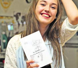 Junge Autorin: Angelina Grossmann mit ihrem Buch, in dem sie sich mit dem schwierigen Thema «Angststörungen» auseinandergesetzt hat.