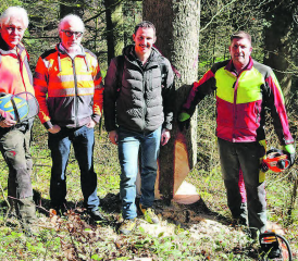 Bei der Holzernte dabei: (v.l.) Urs Gsell, Revierförster, Pascal Schneider, Ruedersäge AG, Thomas Hunziker, Brunner Zimmerei Holzbau GmbH, Bauherr Adi Meier. (Bild: Fabienne Wey)
